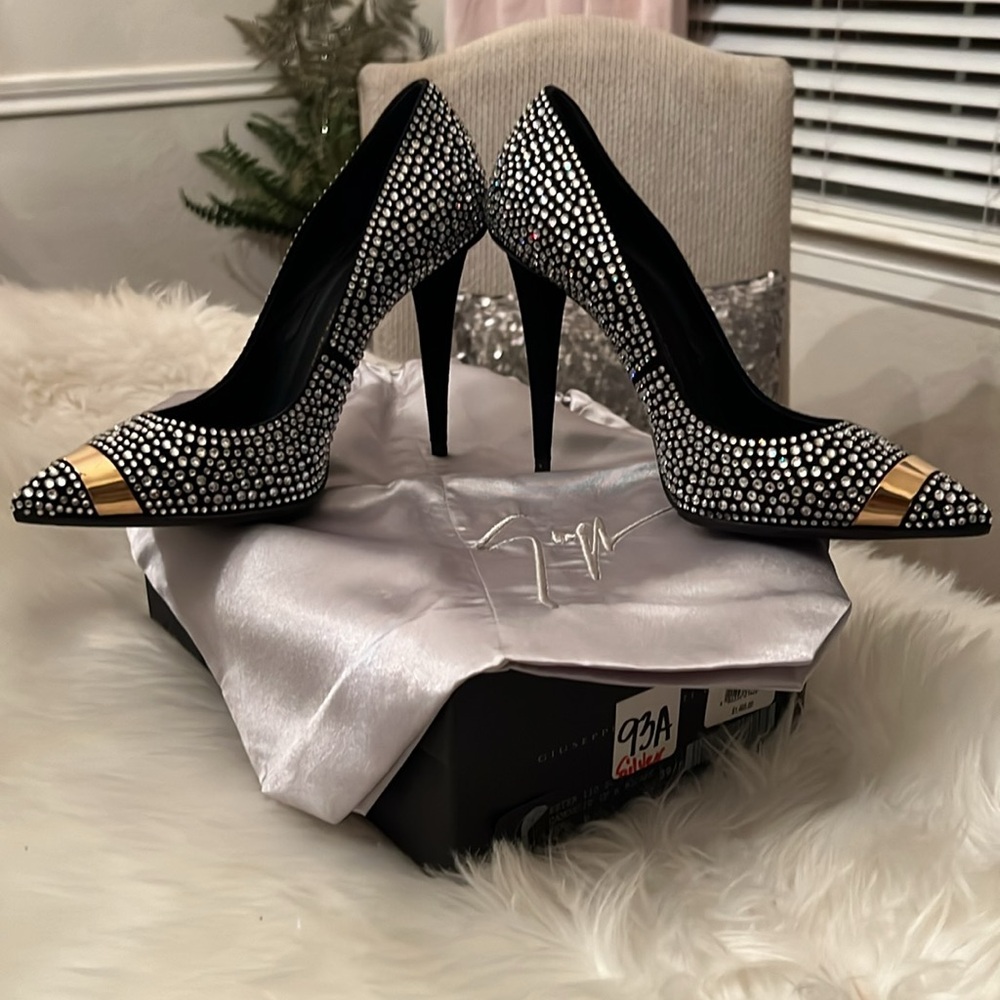 Giuseppe Zanotti
Black Crystal Embellished Suede Ester Pointed Toe Pumps - Picture 8 of 8